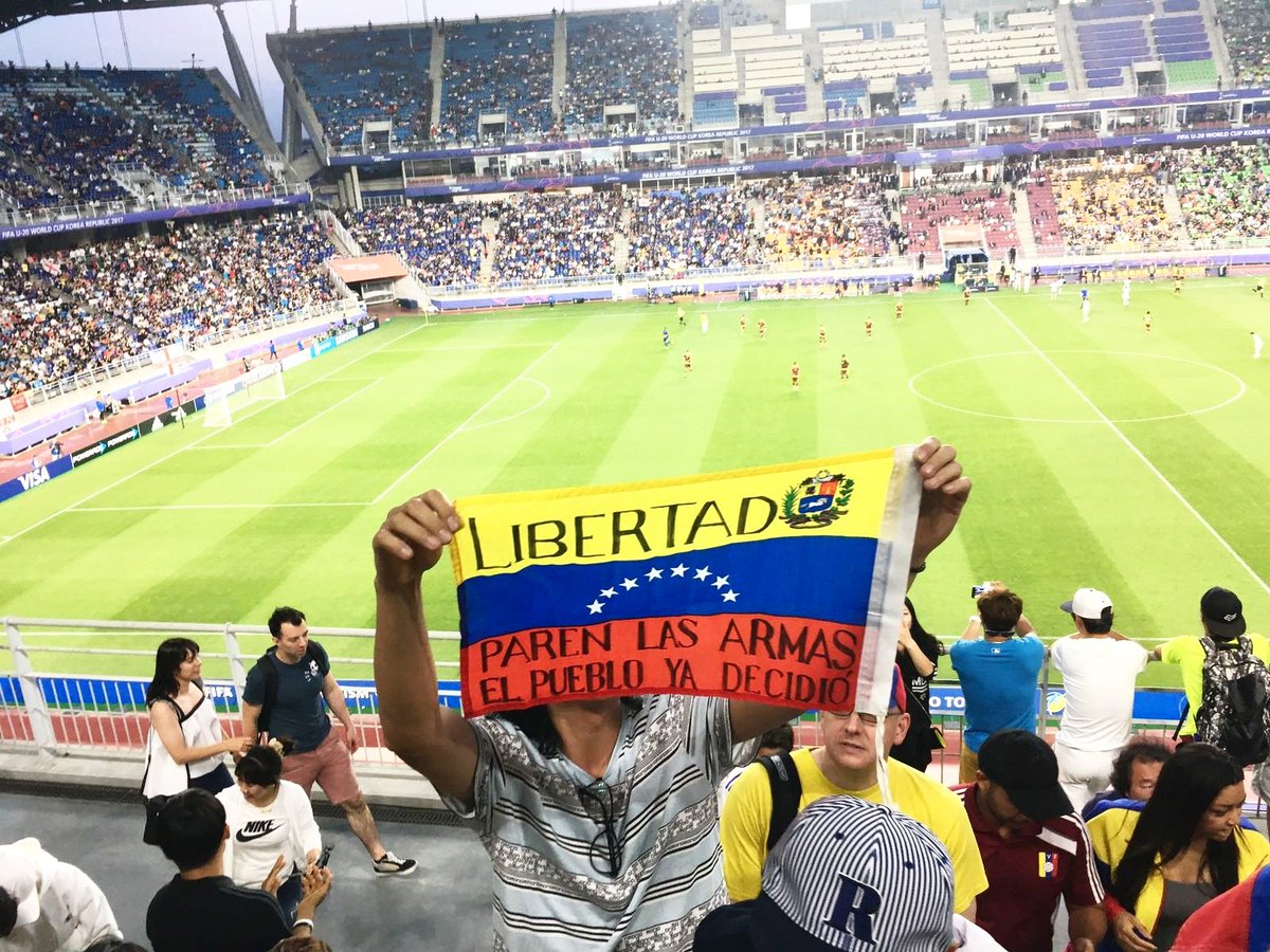 Sinmordaza's tweet photo. Durante la final del mundial sub 20, un grupo de venezolanos manifestaron con pancartas, exigiendo democracia y respeto a los #DDHH. https://t.co/AmtvKJ8QQK