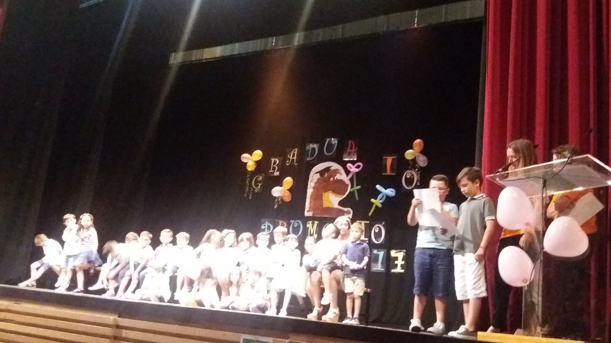 asambleacremona's tweet photo. Emotiva graduació dels cavallets, els xiquets als q negaren l'entrada a l'escola
SI ES POT
"Hace falta toda la  tribu para educar a un niño" https://t.co/zP3rb5dcWQ