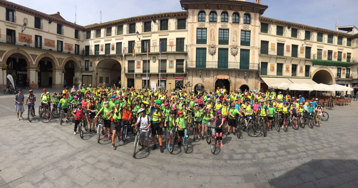 Esto pasaba el viernes pasado en #Tudela. Los niños y niñas de sexto reivindicando una ciudad con mejor movilidad ciclista