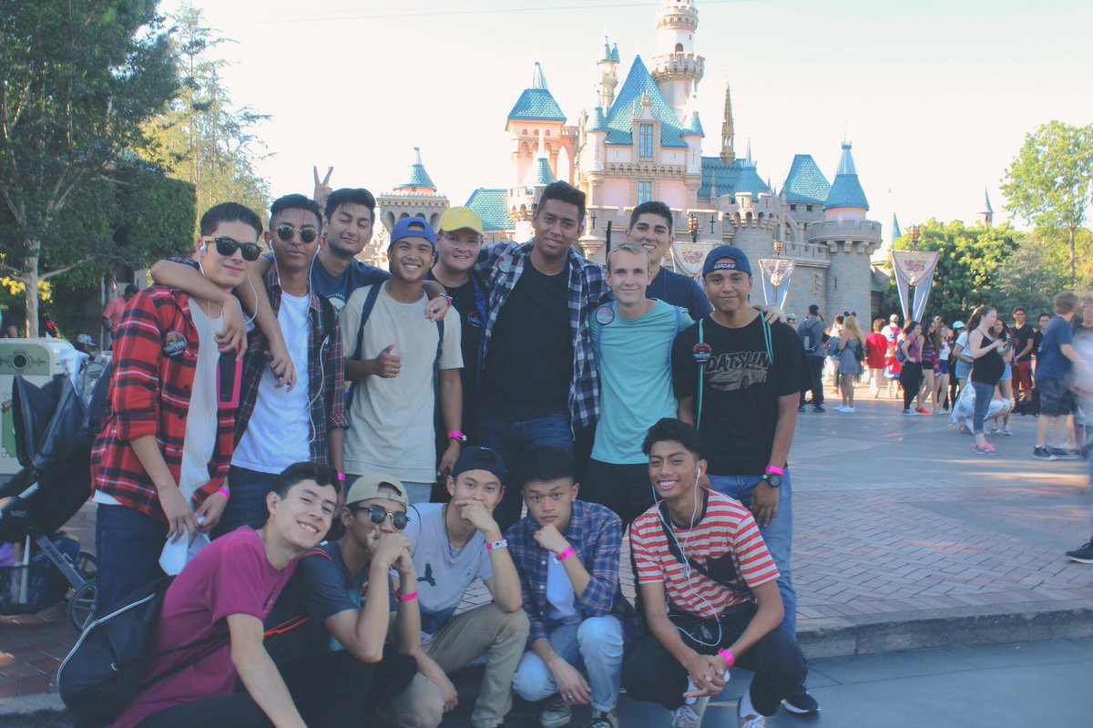 Mendoza_Quincy's tweet photo. Few pics of #gradnite2017
Short thread https://t.co/6x1ckx3GOe