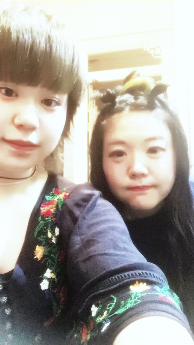 トット On Twitter カラーしてくれたのは元スタッフの堀内ちゃん 美容師の卵 アレンジの課題があるそう 堀内ちゃんお得意の前髪ちょこんと2つに通称 カタツムリ結び の後ろにトグロを巻いてカタツムリヘアー でもこの色といいアレだよ サザエの肝にしか見えない