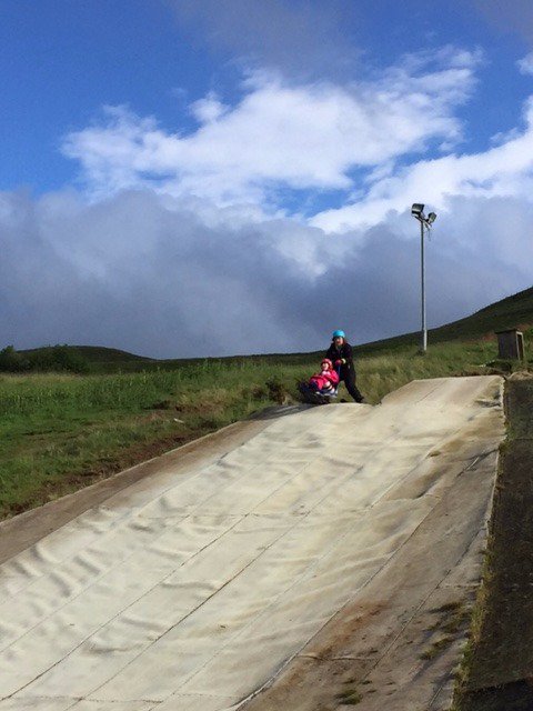 dsukcentralbelt's tweet photo. Biski freestyle @Hillendskislope with Lauren and Eilidh yesterday. Thanks @EDI_Airport for supporting @dsukcentralbelt ski school. https://t.co/ca1B1XNeEf