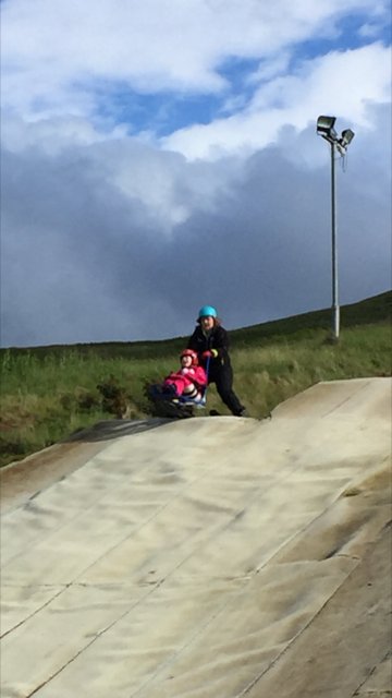 dsukcentralbelt's tweet photo. Biski freestyle @Hillendskislope with Lauren and Eilidh yesterday. Thanks @EDI_Airport for supporting @dsukcentralbelt ski school. https://t.co/ca1B1XNeEf