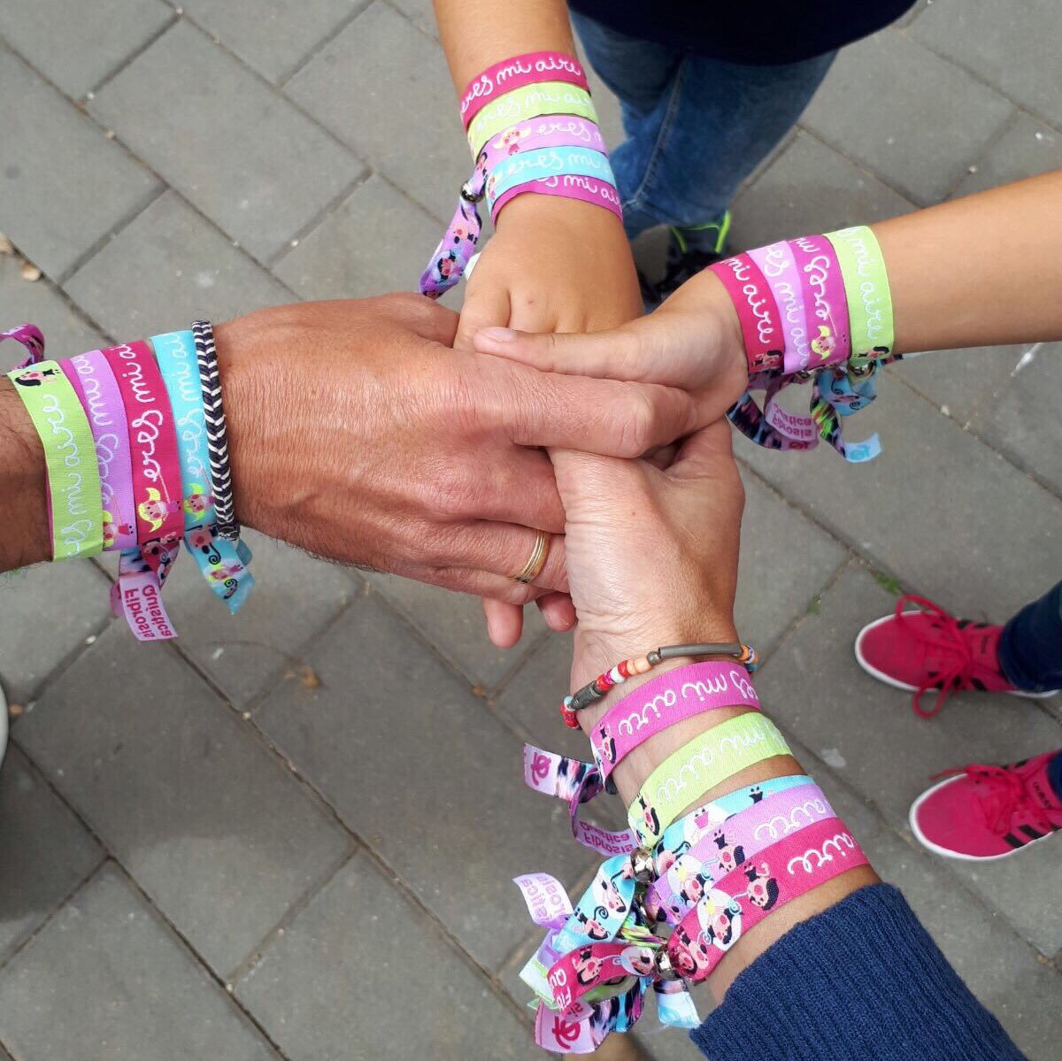 Escribe a @ToDosConPaola_ y te contarán cómo tener pulseras 🌈ERES MI AIRE💞💨por 1€ #TodosConPaola #ContraLaFibrosisQuistica #LaHoraMágica