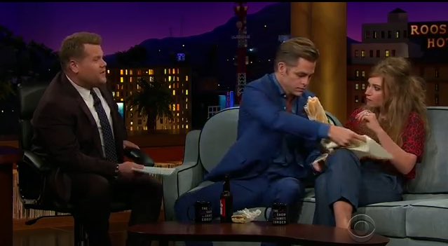 queensgecko's tweet photo. He got everyone a napkin. 😂😭GET👏🏼YOSELF👏🏼A👏🏼GENTLEMAN👏🏼👏🏼 https://t.co/s5FKmPbPaW