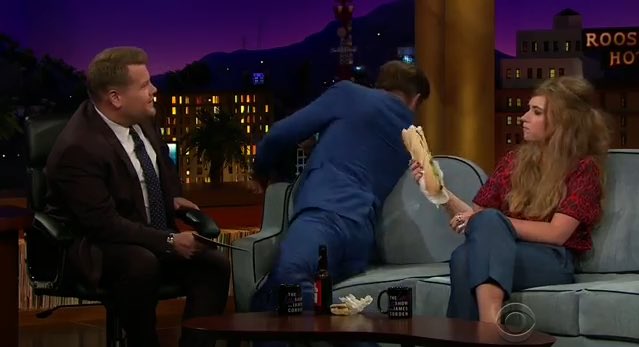 queensgecko's tweet photo. He got everyone a napkin. 😂😭GET👏🏼YOSELF👏🏼A👏🏼GENTLEMAN👏🏼👏🏼 https://t.co/s5FKmPbPaW