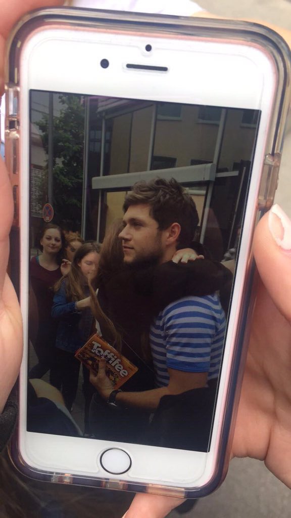 SPIDEYHBW's tweet photo. HIS HUGS LOOKS SO SOFT, I WANNNNTT https://t.co/Yzompt84ak