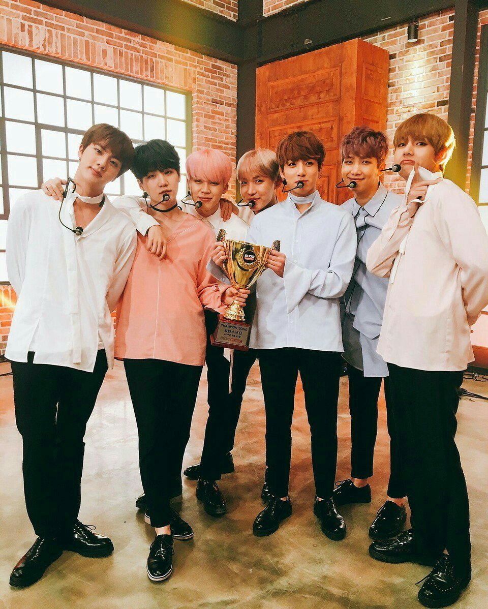 TiaMomo09's tweet photo. #4yearswithBTS https://t.co/WTMo5NpIsS