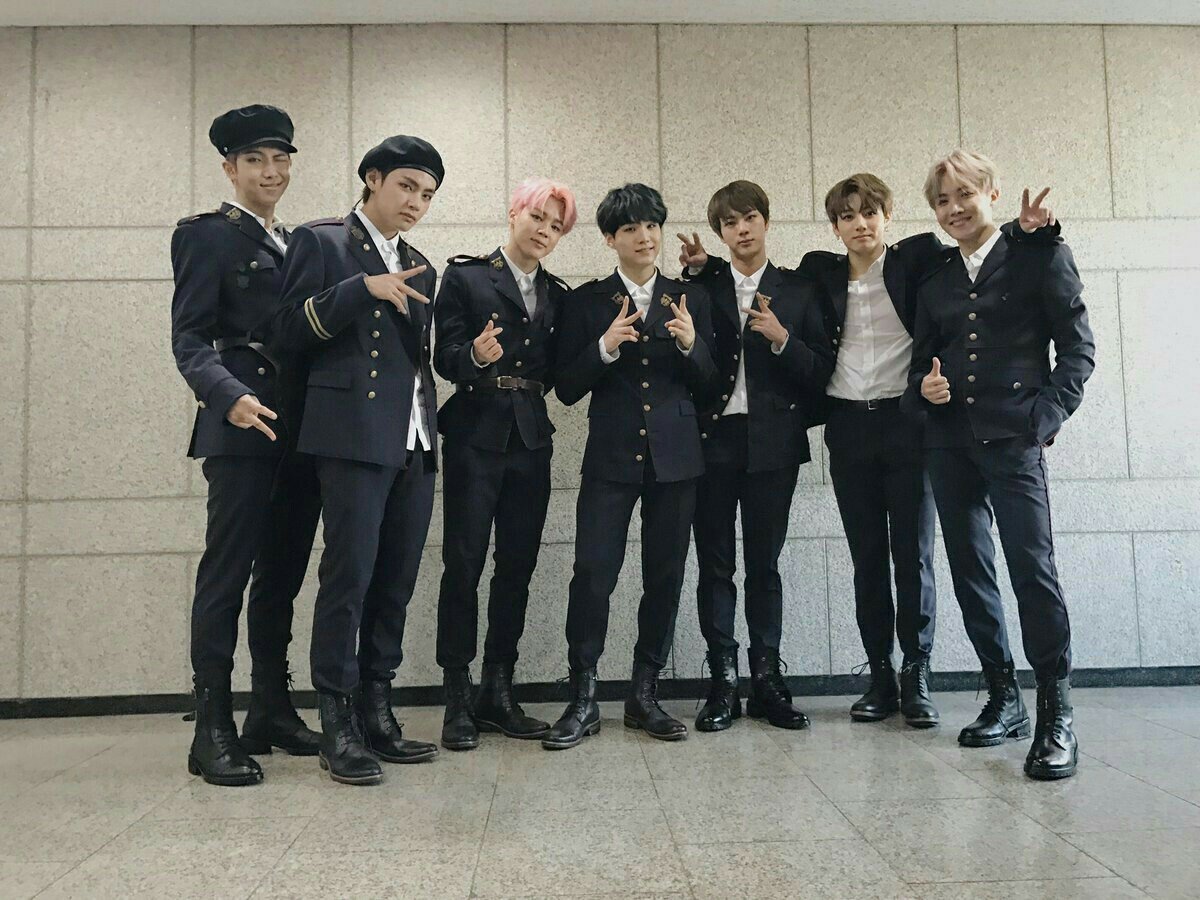 TiaMomo09's tweet photo. #4yearswithBTS https://t.co/R5v41iwCQr