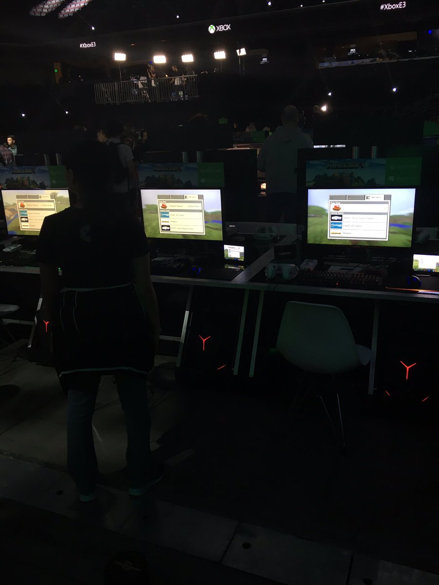 Seapeekay's tweet photo. I'm about to play minecraft pvp on PC vs console and mobile players.... https://t.co/gRUOTmsh8x