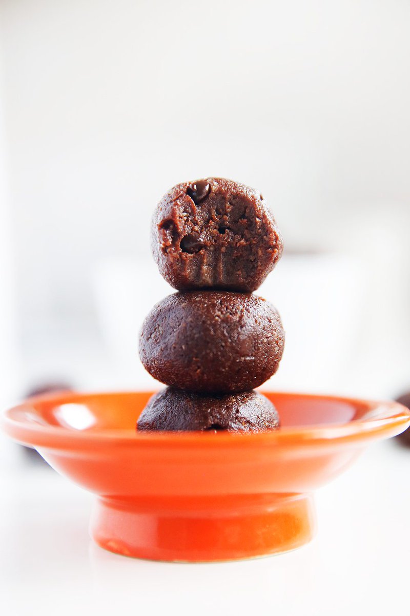 KitchenIQ's tweet image. Keep these Mint Chip Energy Bites from @Lexiscleankitch on hand for an afternoon pick-me-up or a pre-gym treat. bit.ly/2q4C6cJ
