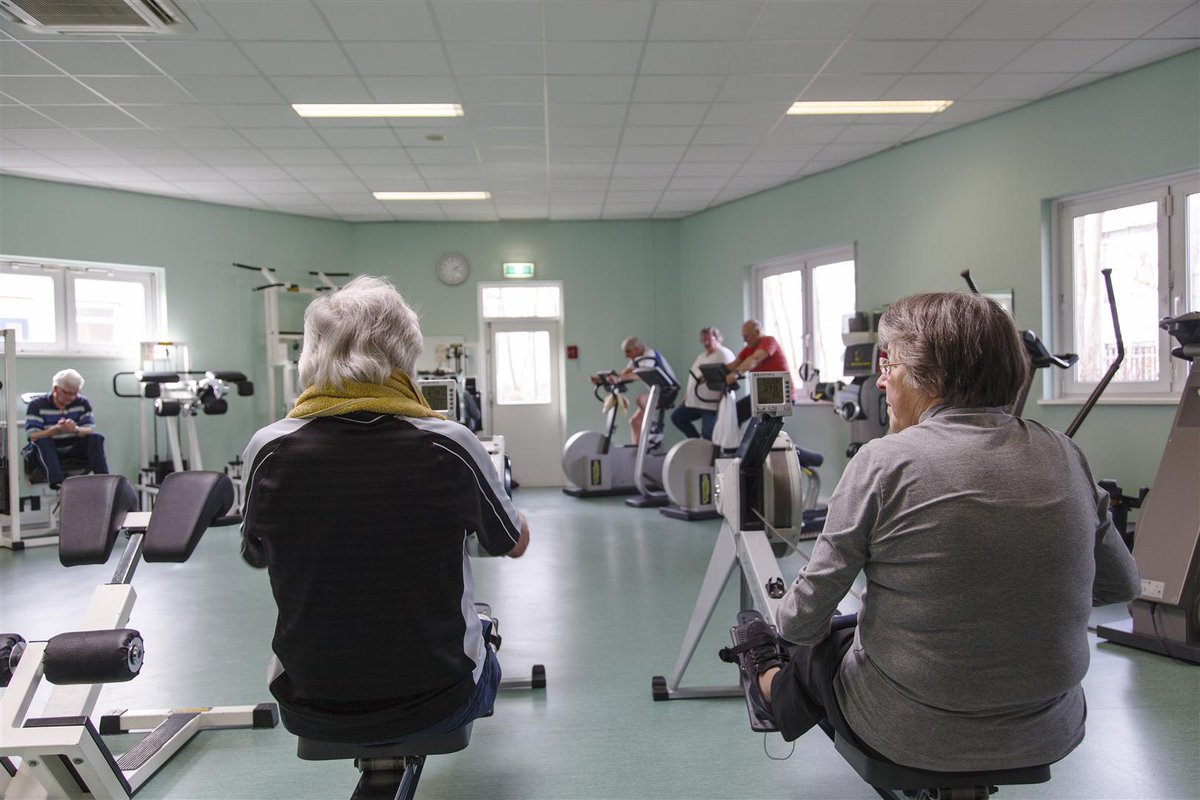 Krachttraining voor ouderen: dé manier om fit te worden en te blijven! Fysiotherapeut Johan Moll legt het uit op medifit.nl/nieuws/krachtt…