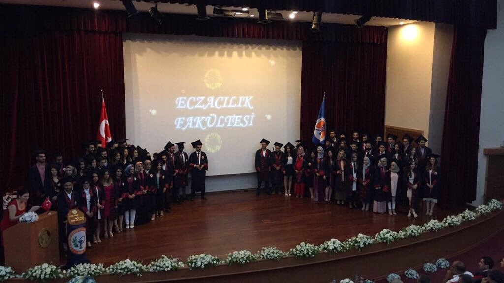 Mersin Üniversitesi Eczacılık Fakültesi 12.Dönem Öğrencileri mezun oldu,yemin ettiler😇Taze eczacılarımıza sonraki adımlarında başarılarr💐🌼🎉