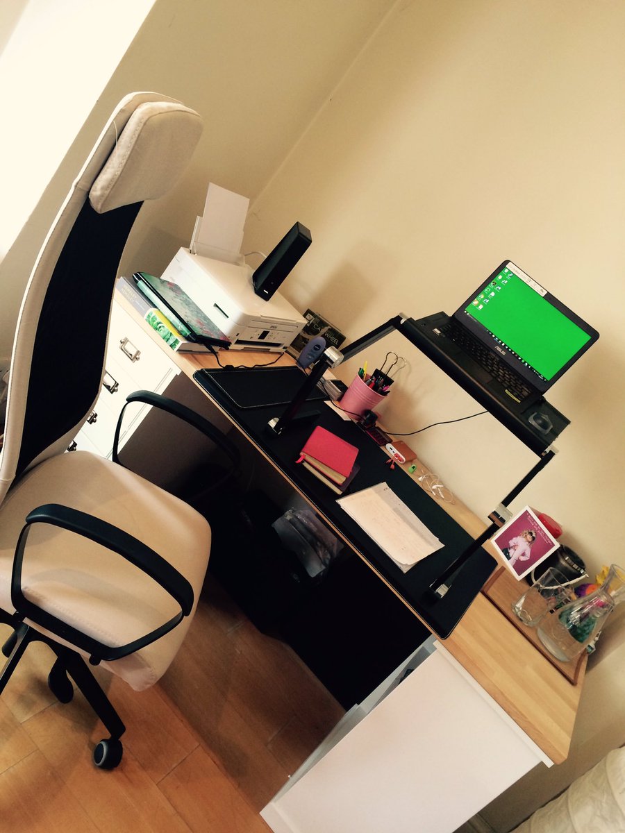aashabasha's tweet photo. @backpainhelp_co loving my new #standingdesk #backpain #workfromhome #efficiency 💻📈🖤 https://t.co/wfC8ohcALa
