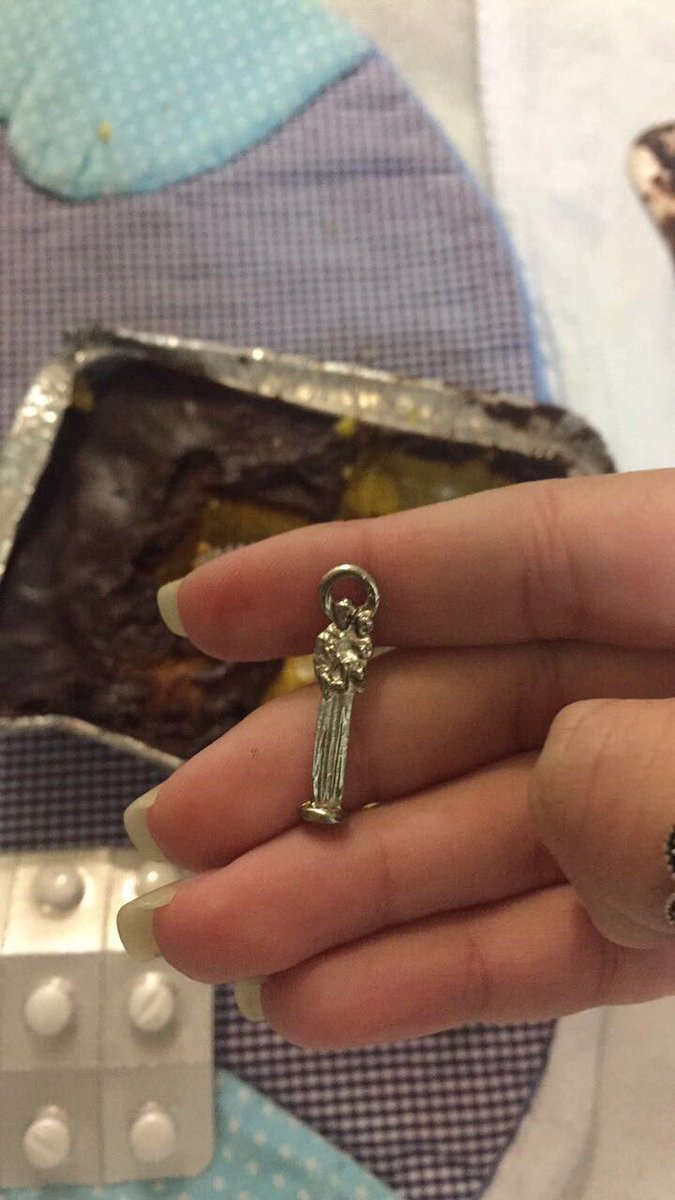 LLeticiajsantos's tweet photo. Mas menines achei a medalha de Santo Antônio mas quero uma vaga no vestibular não dor de cabeça kkkkkkkkk https://t.co/BjfAUxgTsd