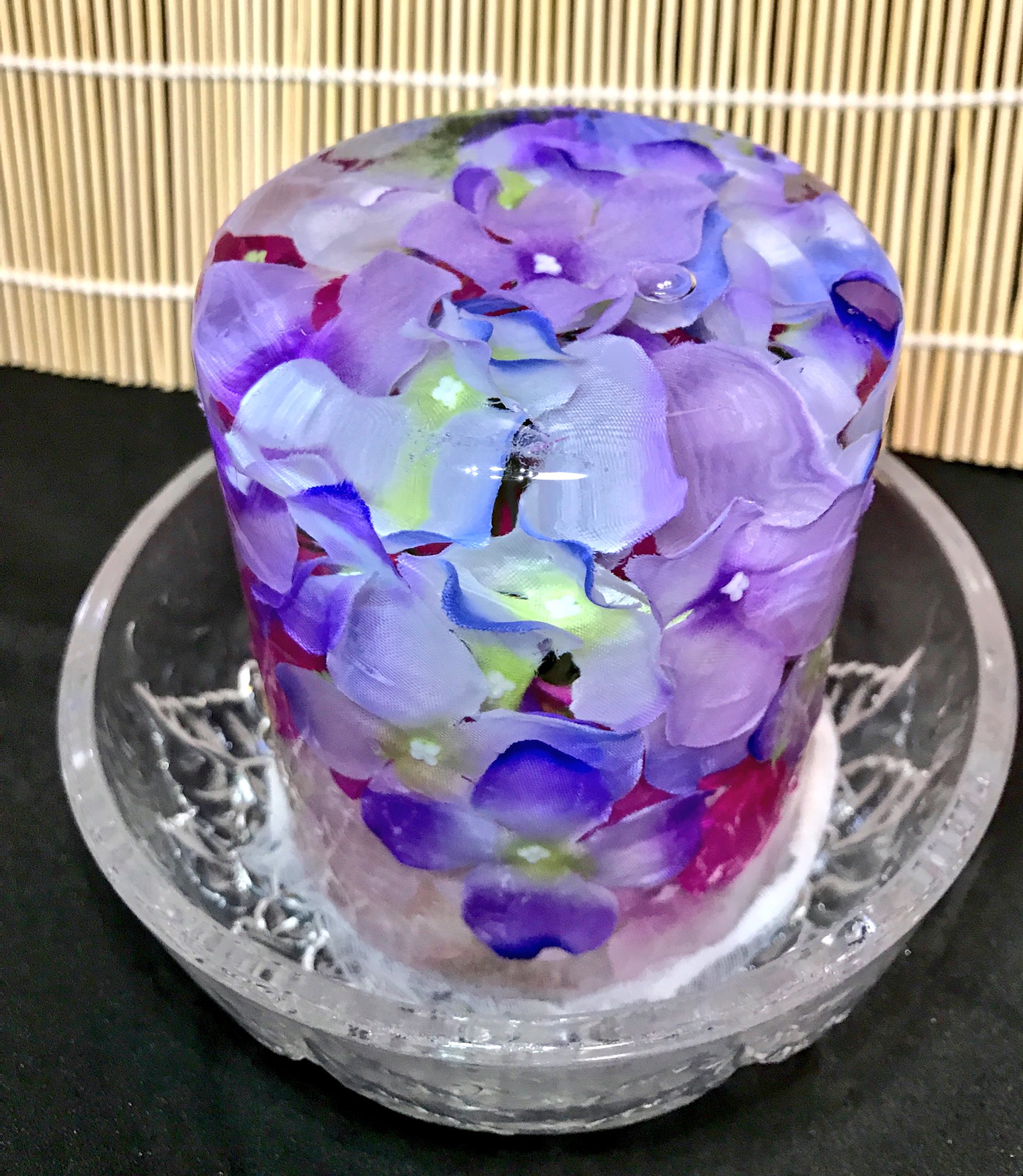 卯月かりん 低浮上 氷中花の記録 今年も氷中花作りました 六月なので定番紫陽花 百均の造花とタッパーです 朝顔も作りたいなぁ T Co Lz0qxsfe76 Twitter
