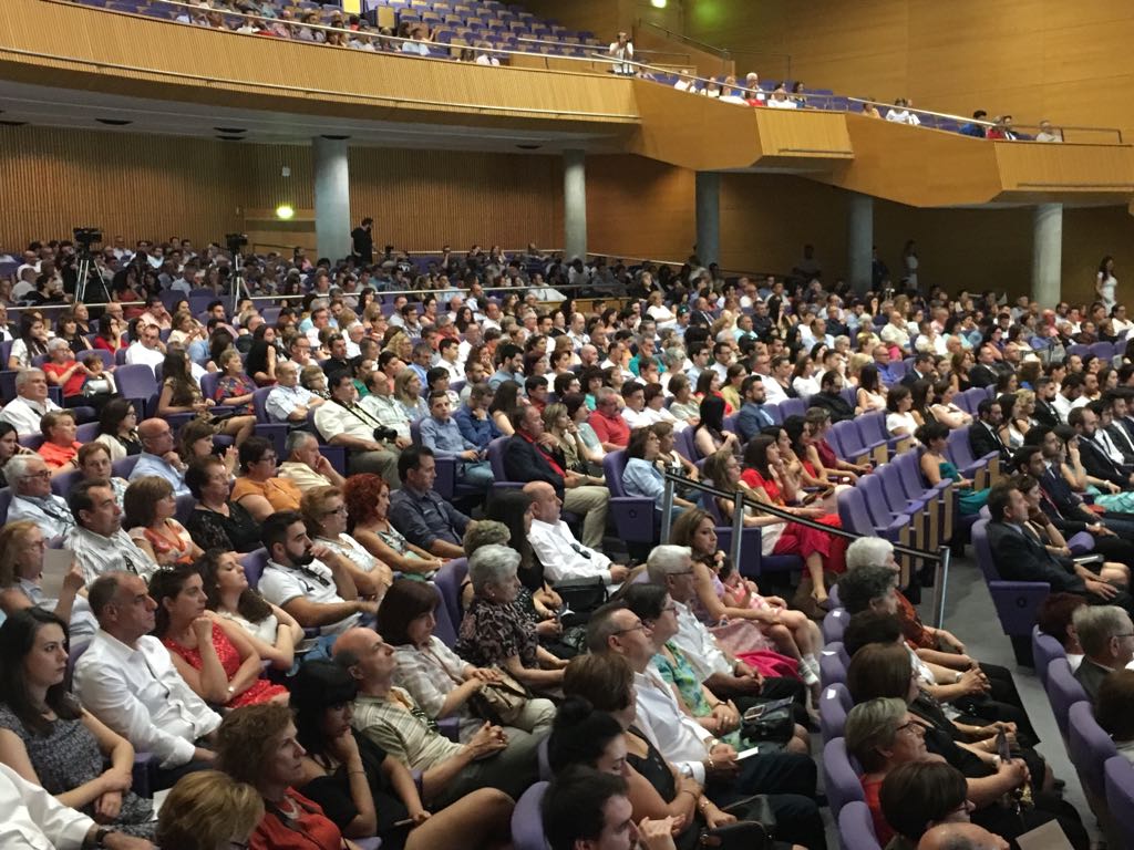 floridauni's tweet photo. Lleno a rebosar para dar la bienvenida a la nueva promoción de profesionales que se gradúan hoy en el @PalcongresVLC #orgullo #graduad@s https://t.co/eWQf5z1WuR