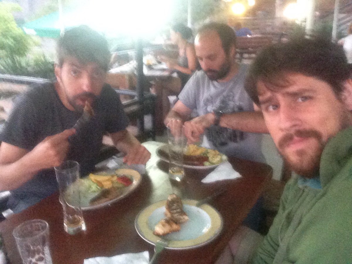 EstamosLowCost's tweet photo. Acabamos de pillar a @PhotoAbel comiendo una deliciosa hamburguesa de "tofu" y su veganismo sigue intacto. 😂 https://t.co/bh9RgZX2Sw