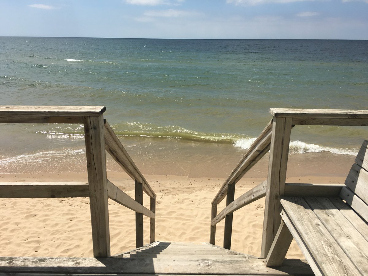 LSLodging's tweet image. #GreatLakes water levels are higher than average this year. Find out how your favorite #Saugatuck beach is faring:  lakeshorelodging.com/blog/saugatuck…