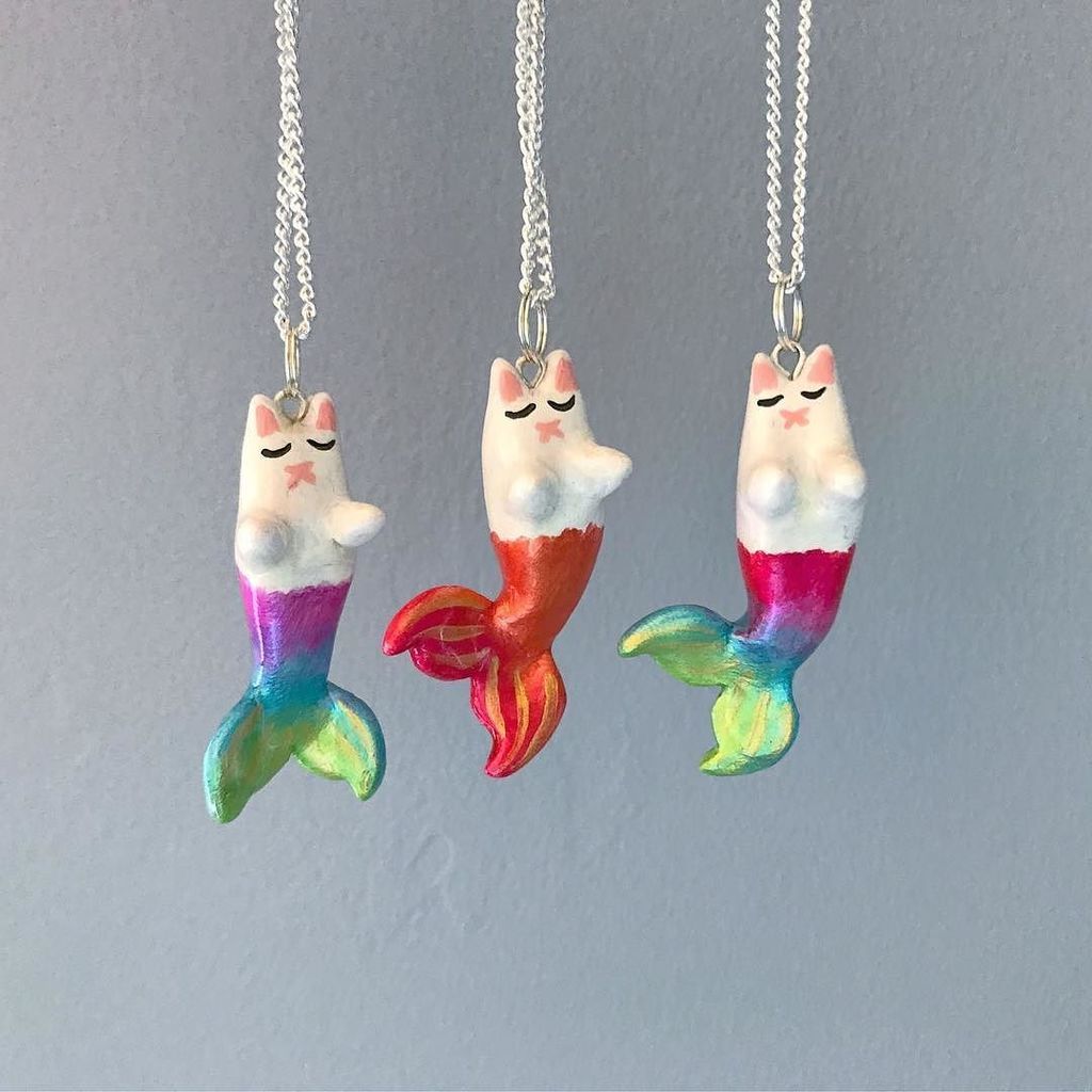 hollymrgn's tweet photo. 😻 #mermaid #mermaidcat #catmermaid #mermaidtail #mermaidlife #cat #kawaii #polymerclay #necklace https://t.co/qIAJdpY8YL