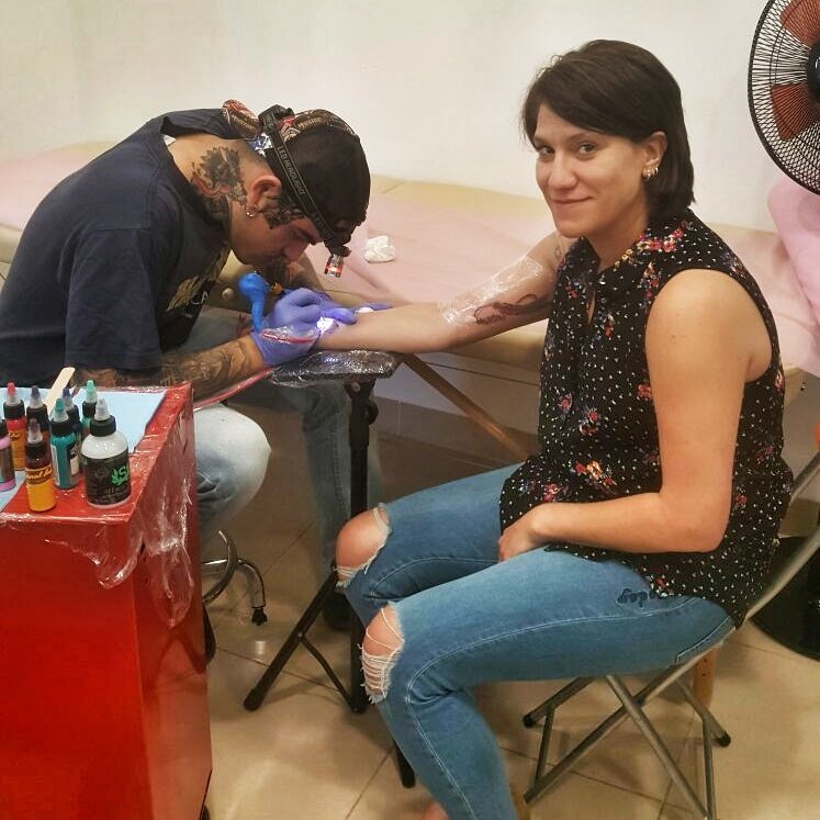 avfashiontop's tweet photo. K viva la tinta y bailen las agujas!!!! 😎💪🔝 #tattoos #tinta #dibujos #artista #piel #tattoolove #tattooart #bodyart #aquarelatattoo #Lleida https://t.co/ItG4ofmeFB