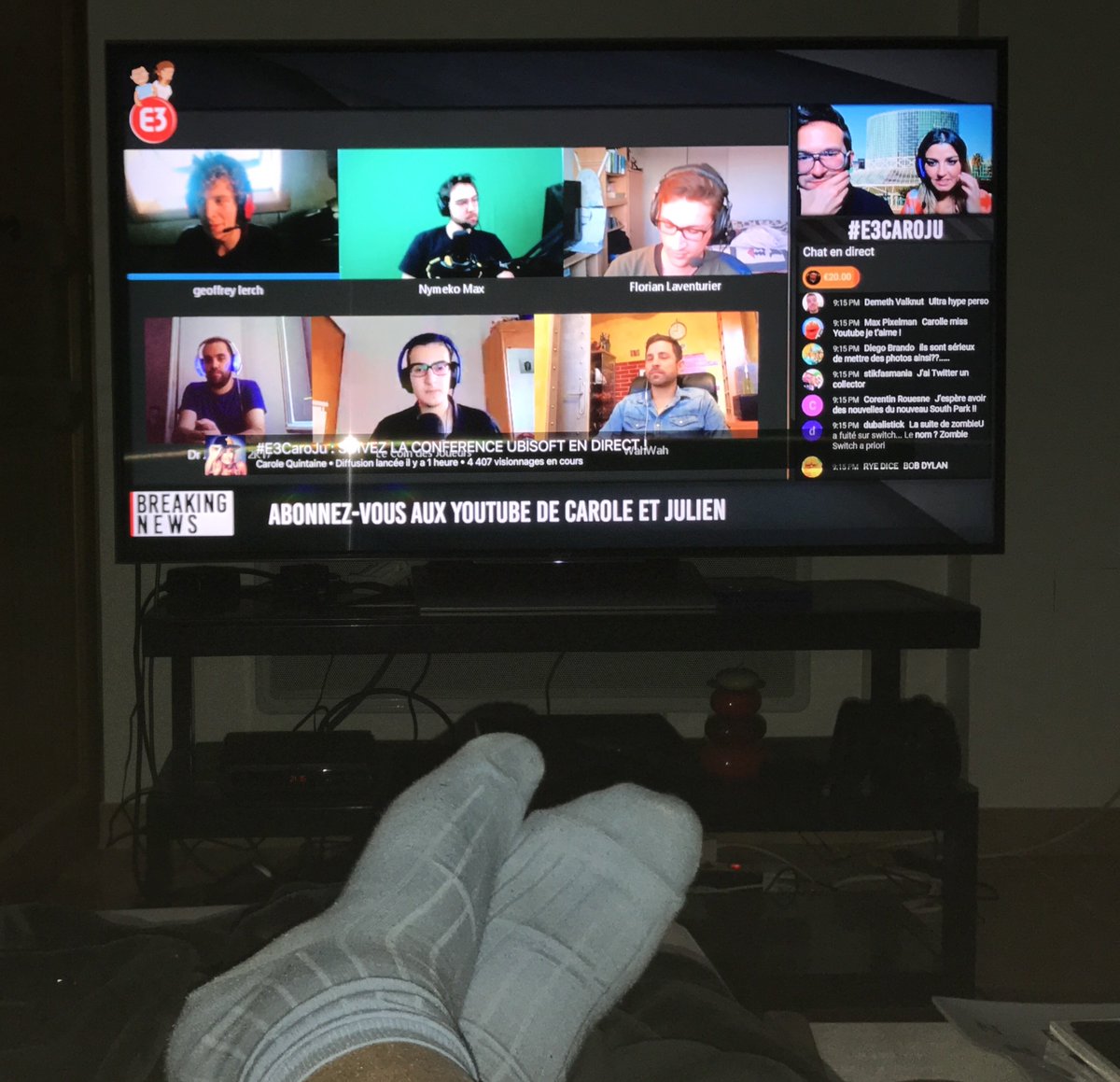 STr3o's tweet photo. En mode cool sur le canapé, je vous kiffe les amis #E3CaroJu @JulienChieze @CaroleQuintaine https://t.co/9EWqx3Cy2A