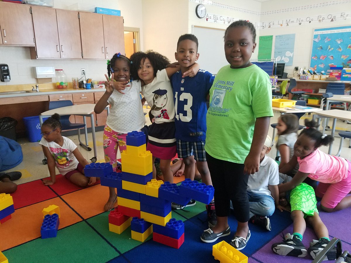 MrsShipp1's tweet photo. Robo-lego! Last days building contest!
@lyonsmill https://t.co/wfo4QR6CEi
