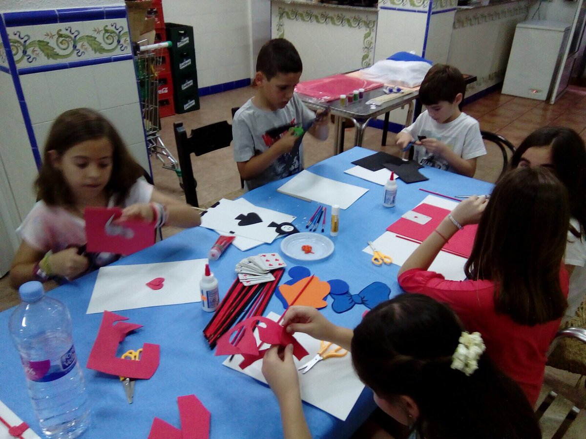 Falla_Segrelles's tweet image. Nuestros infantiles participaron en el TALLER DE SAN JUAN organizado por la Delegación de Infantiles. 
¡Qué ganas de ver la hoguera!