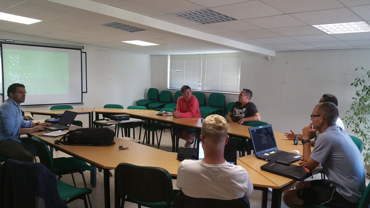 ESPCHARTRESfoot's tweet photo. Réunion technique de nos éducateurs ce soir sur le thème du montage vidéo #projetdeformation #equipeeducative 🎥🎬💻⚽ https://t.co/b32845J8Lo