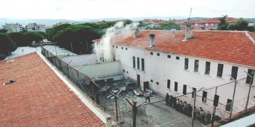 Adana cezaevi yangını: 
13 yaşındaki çocuğa 93 yıl isteniyor. İdare ihmalden muaf <a href="/Burcuas/">Burcu Karakaş</a>'ın haberi journo.com.tr/adana-cezaevi-…