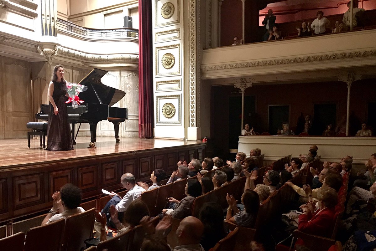 Absolutamente exquisito, unos 500 ciudadanos han gozado en Bilbao con <a href="/HewittJSB/">Angela Hewitt</a> en @FilarmonicaB Bach, tres partitas y una suite francesa.