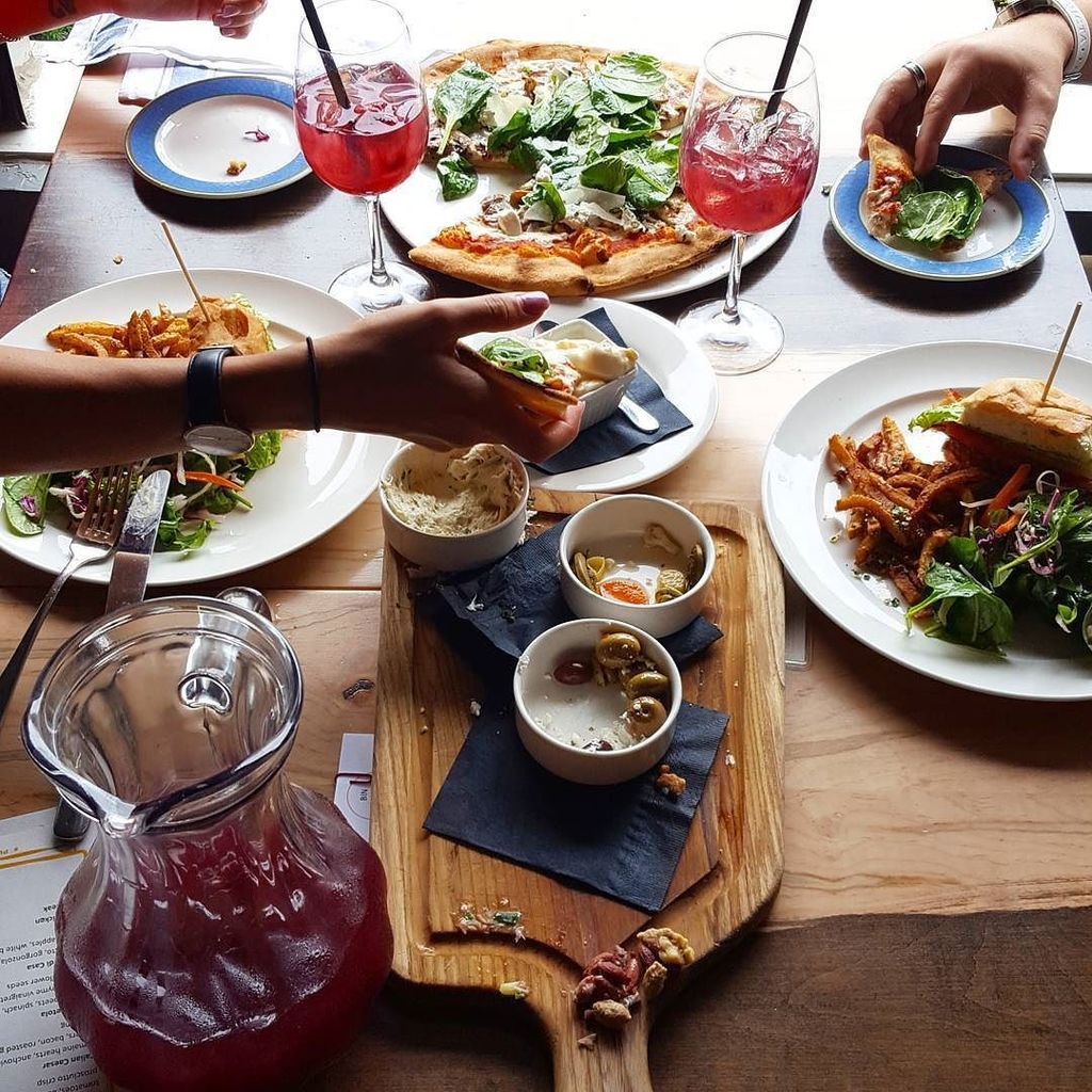 thepeasanttable's tweet image. No better way to spend an afternoon than #sangria, #charcuterie, #pizza and #burgers ! 😍🍷🍕🍔 .
.
.
.
.
#tastethesix… ift.tt/2tdVPnd