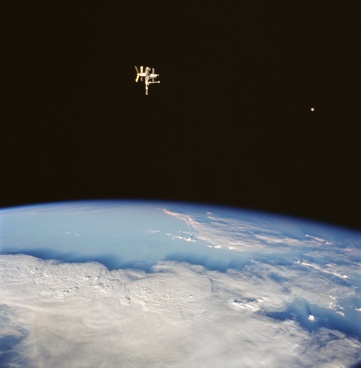 Rainmaker1973's tweet photo. #Mir space station &amp; the #Moon share a 70mm frame exposed by one of the
 #STS91 crew members, #Today in 1998 https://t.co/VXUwT5QUDc https://t.co/uLHo48bZSw