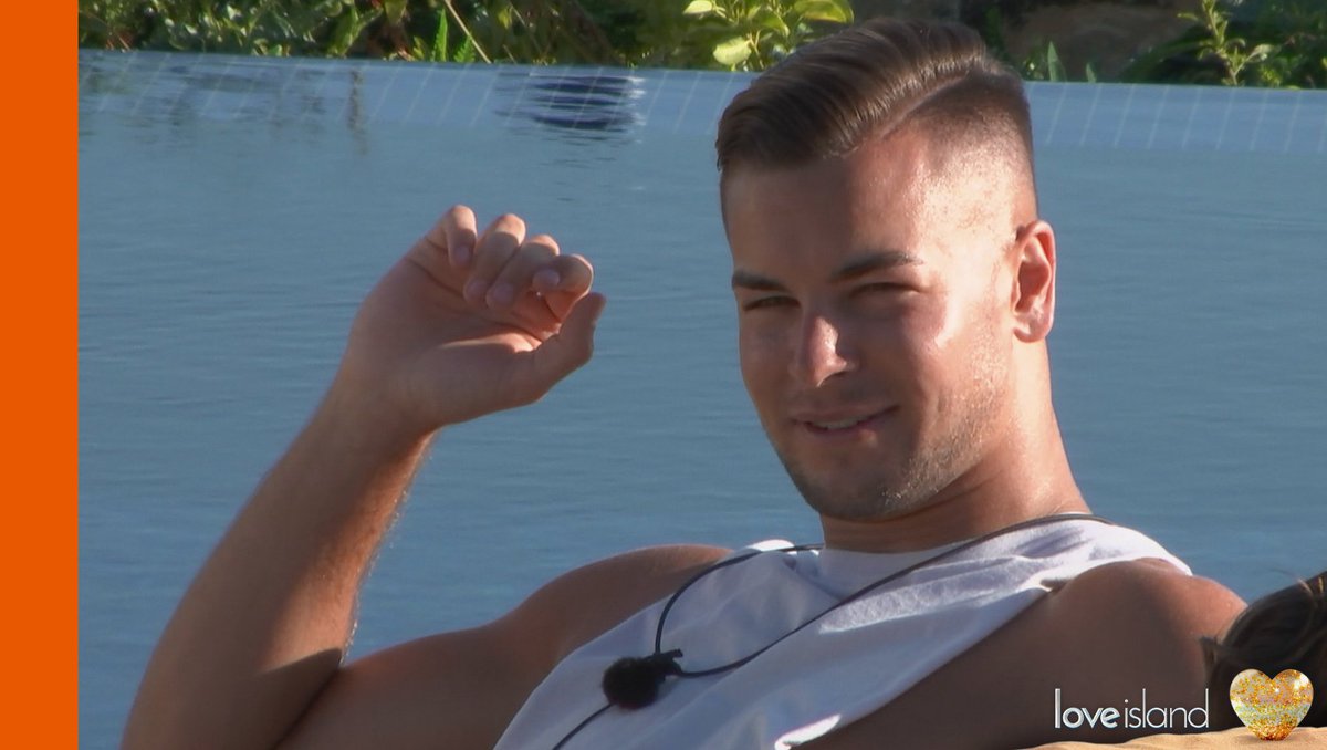 LoveIsland's tweet photo. When you keep getting asked on dates but you're not even grafting... #LoveIsland https://t.co/pDMD46rhWg