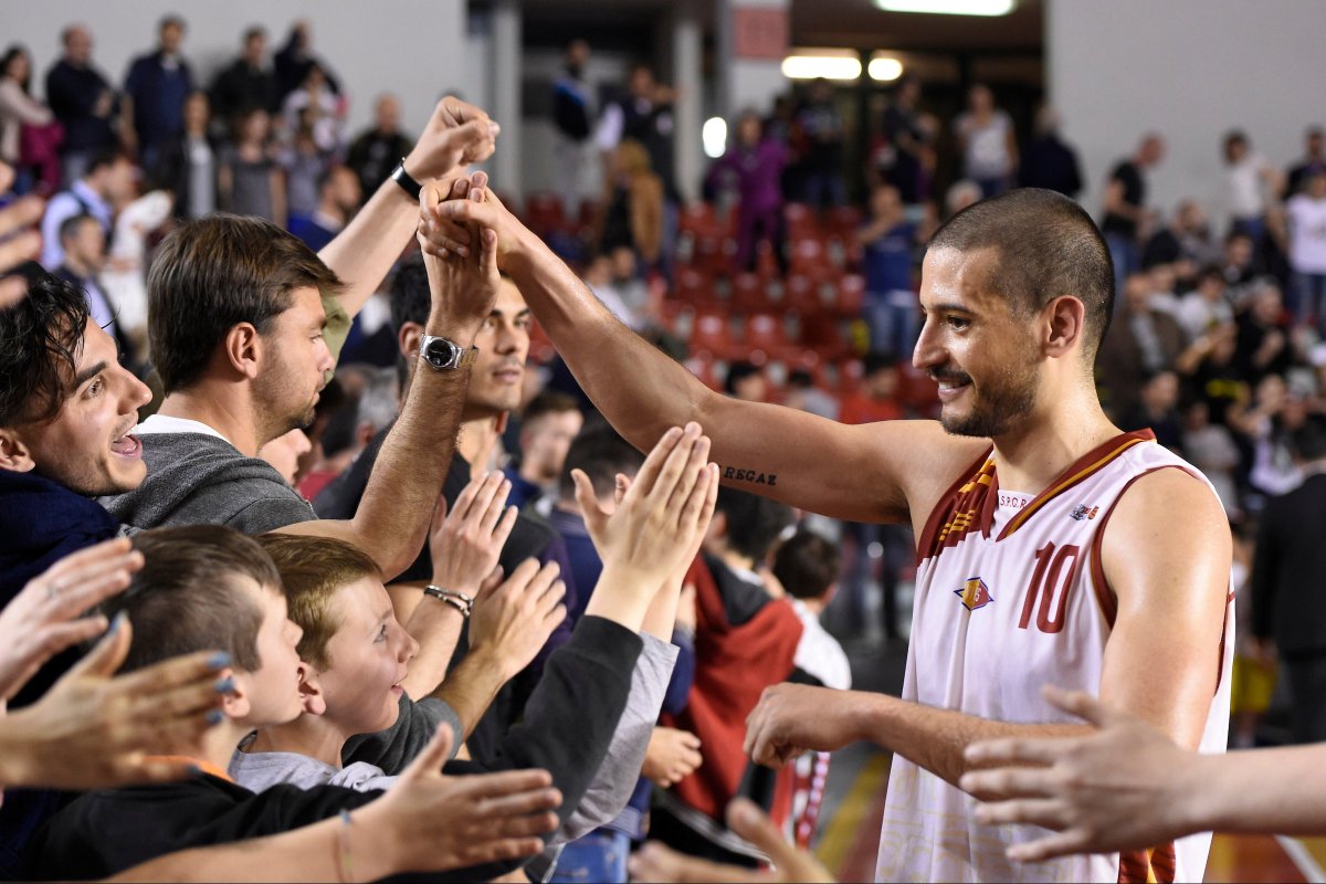 VirtusRoma's tweet photo. Congratulazioni al Kamikaze @MaximinoChe e alla sua compagna Alessandra per la nascita del piccolo Lorenzo! #WeAreRoma #DajeVirtus https://t.co/VNFr3c7m9L
