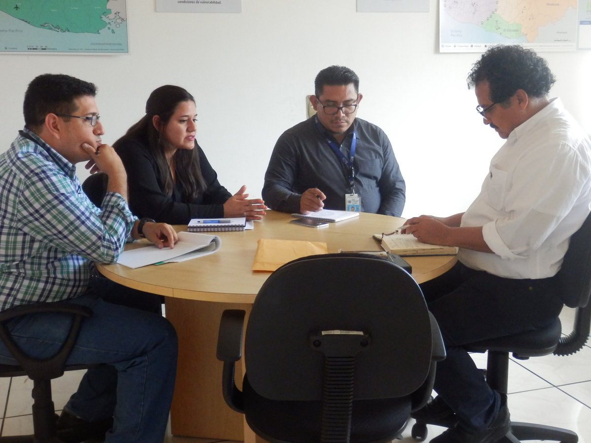 Conmigrantesv's tweet photo. #EnDesarrollo Conmigrantes y @OIMSV reunidos para trabajar la propuesta de implemetación "Módulo de Migración en escuelas de El Salvador" https://t.co/7mGkb3nueO