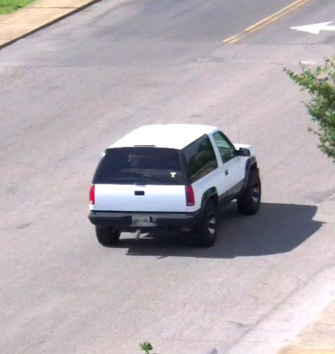 MTSUPolice's tweet photo. Vehicle pictured is suspected in a hit and run. Any info pls call Det. Rednour 615-494-8872 or Crime Stoppers 615-893-7867. #DontHit&Run https://t.co/i7jPSPeuts
