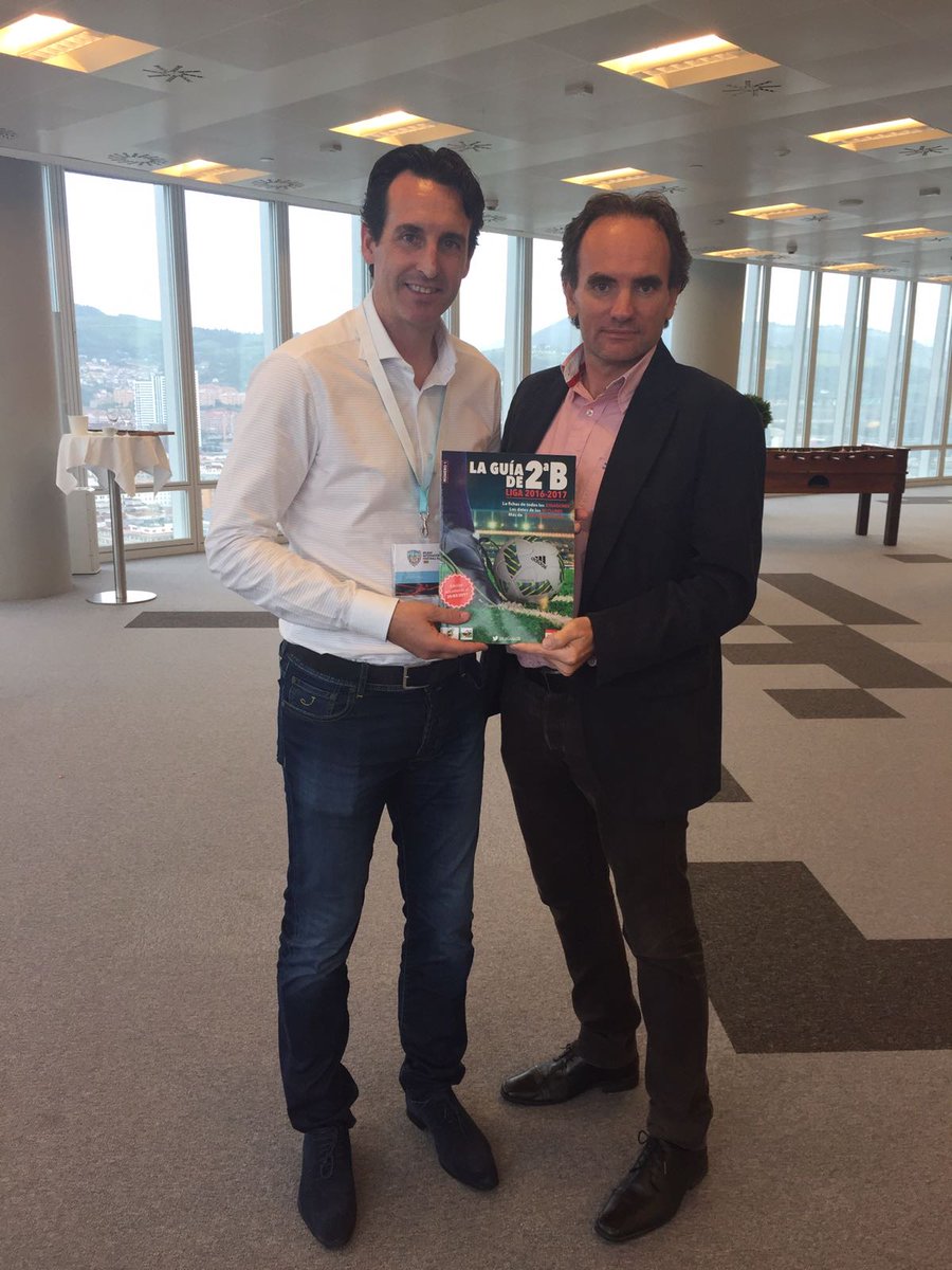 LaGuia2B's tweet photo. En #Bilbao, tras el #BIFS17 recibimos la bendición a #LaGuia2B solidaria por el gran maestro @UnaiEmery_ Eskerrik asko Unai 😉 https://t.co/G0k4wBdKij
