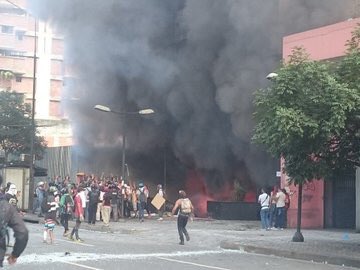 Lauraartaltv's tweet photo. Sede de la Magistratura en Chacao 5:12pm 12JN https://t.co/BpcnHl2ulP