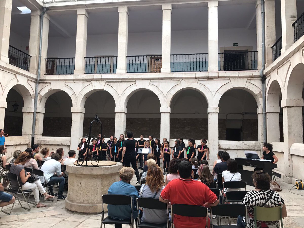 CeipPons's tweet photo. Y el coro del cole despide el curso junto al coro de la @UniMusicalLerma https://t.co/mX2gkYfZdI