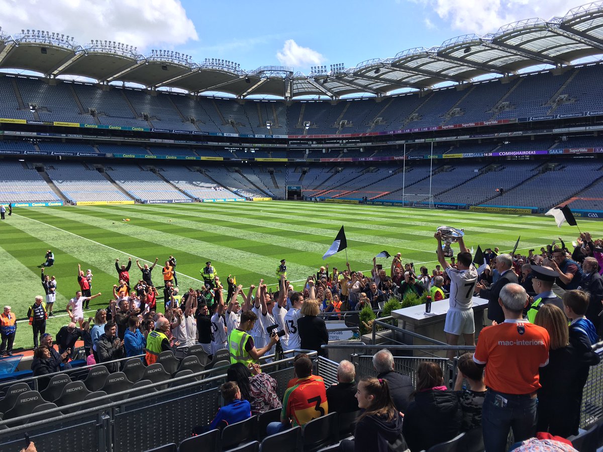 pauricmccloskey's tweet photo. Great to see @warwickshireclg back in headquarters last weekend to lift the Lory Meagher #TomKelly https://t.co/LdE4P0JG2A