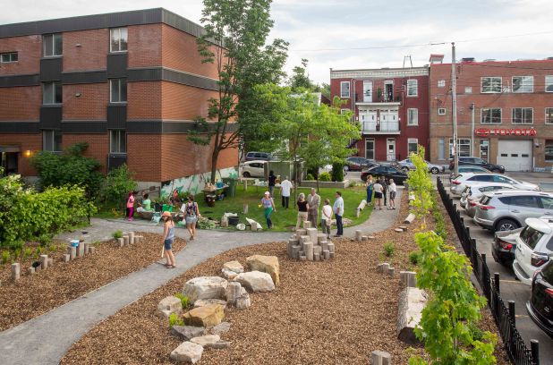 Une nouvelle ruelle verte ludique dans le #PlateauMR bit.ly/2rTCFFp