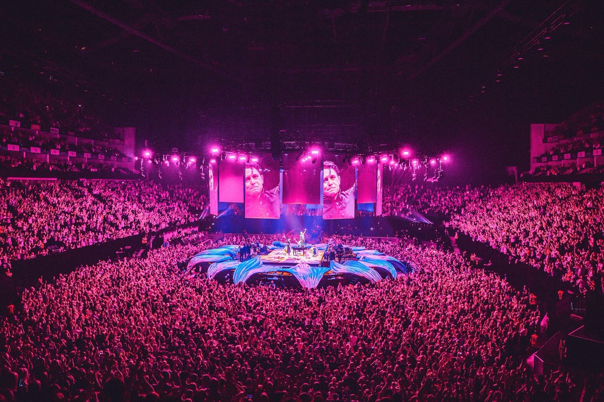 GaryBarlow's tweet photo. That's it ! 6 wonderful nights at londons o2 ! Loved it ! Thank you #wonderlandlive https://t.co/XcQ432oJfH