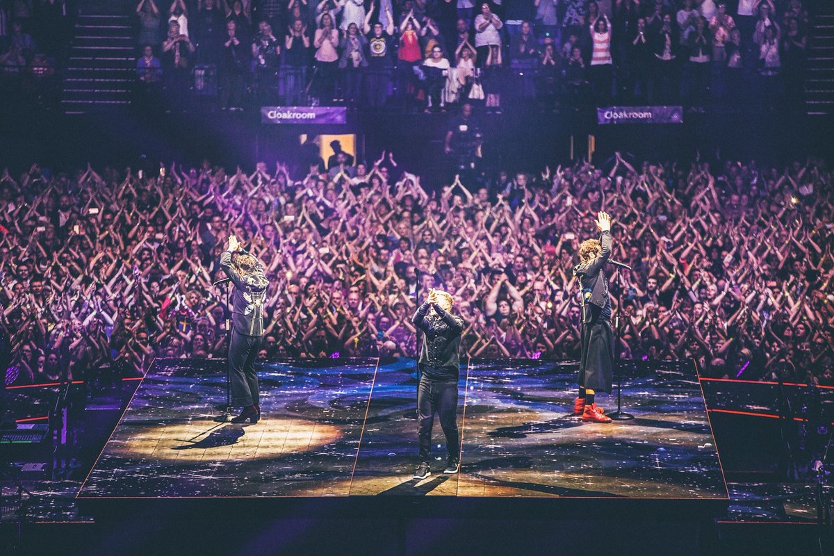GaryBarlow's tweet photo. That's it ! 6 wonderful nights at londons o2 ! Loved it ! Thank you #wonderlandlive https://t.co/XcQ432oJfH
