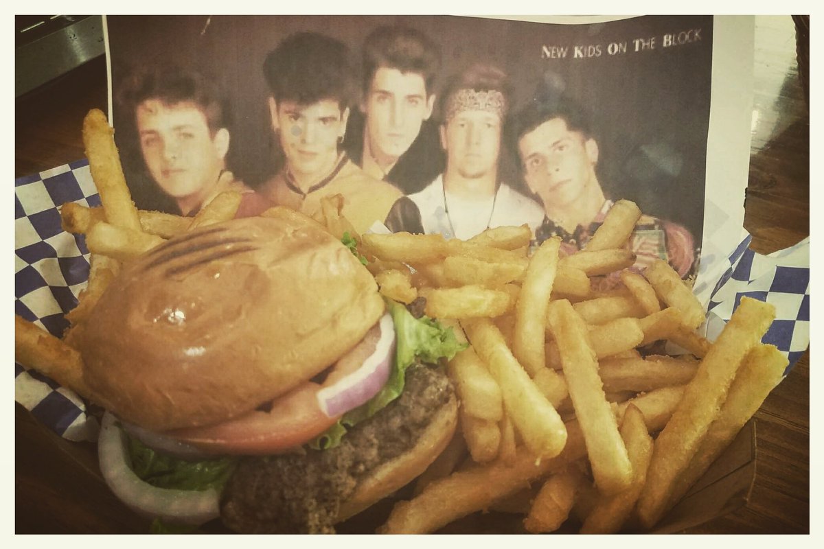 MeMasBakery's tweet photo. Grab a #nkotb burger basket at our @KCPLDistrict location on your way to the concert! @nkotb @DonnieWahlberg @SprintCenter @joeymcintyre https://t.co/B56twX6ZCI