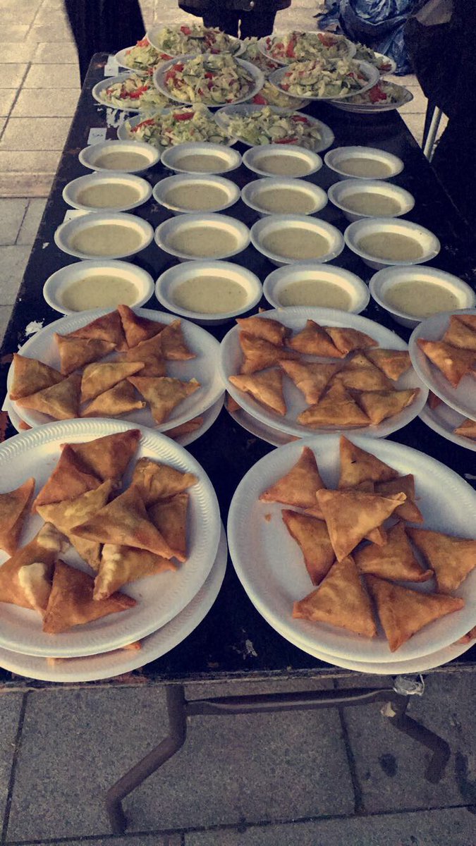 soc_saudi's tweet photo. صور للخيمة الرمضانية في جامعة #مانشستر جزى الله المتطوعين والمتبرعين خيرا وهدى الحضور من غير المسلمين إلى الإسلام
#رمضان   
#OpenIftar2017 https://t.co/gryyvScPTM