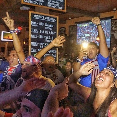 MickeyByrnesPub's tweet photo. Crazy night last night again for the USA game! @lostangelino great pic! #hollywoodfl #usavmex #ussoccer #usmnt #mickeybyrnes https://t.co/1OerPB2P8y