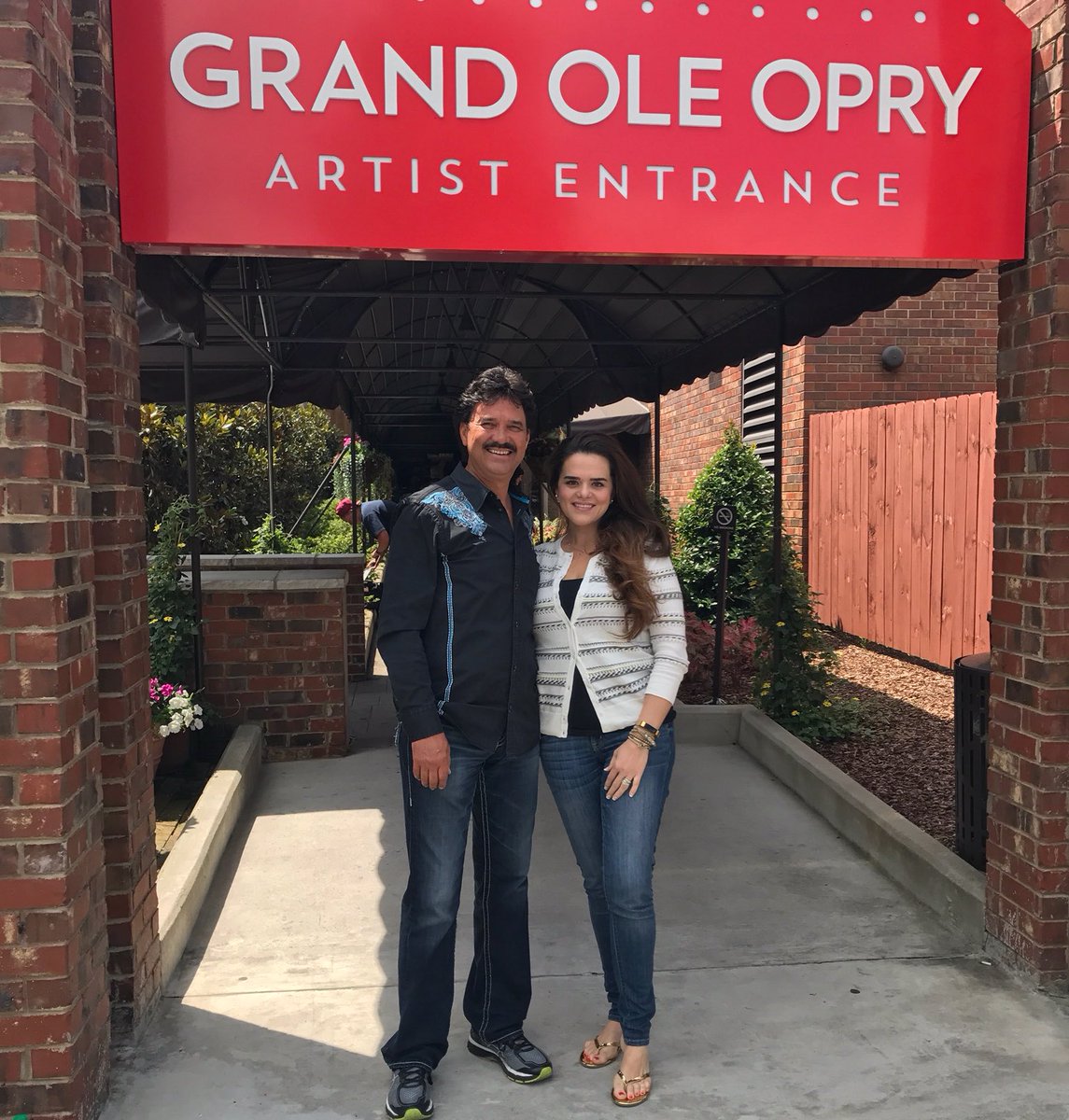 IvanParker's tweet photo. What a fun day! Sandy and I sang, 'Mama's Rocking Chair' at the 'Sunday Morning Country' event. #Nashville #GrandOleOpry #DifferenceMedia https://t.co/4ErsjHMGjI