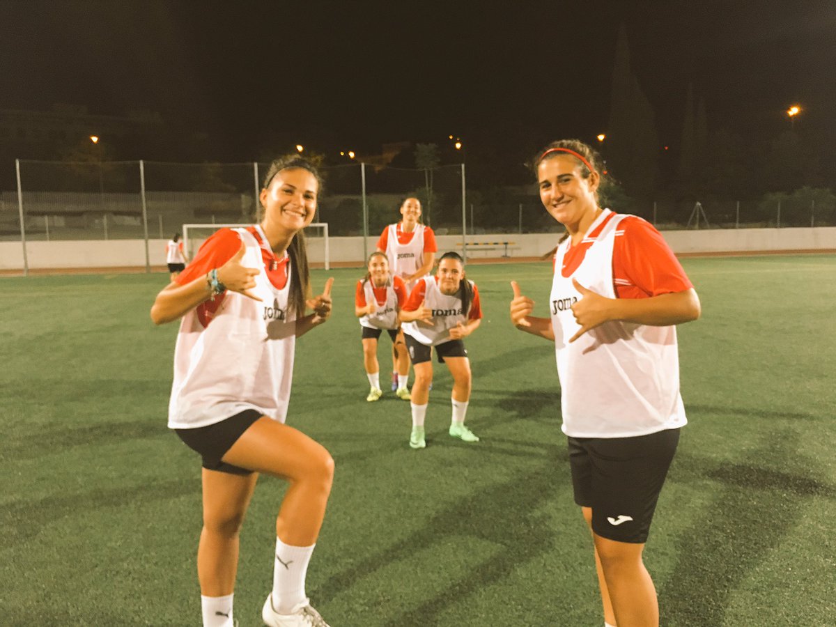GranadaCF_Fem's tweet photo. Último entrenamiento oficial de nuestras féminas. Increíble ambiente. Este equipo se merece estar en primera división porque ya lo son!😍👏🏻💪🏻 https://t.co/3gX0lqinCs