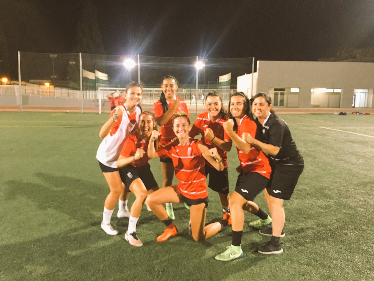 GranadaCF_Fem's tweet photo. Último entrenamiento oficial de nuestras féminas. Increíble ambiente. Este equipo se merece estar en primera división porque ya lo son!😍👏🏻💪🏻 https://t.co/3gX0lqinCs